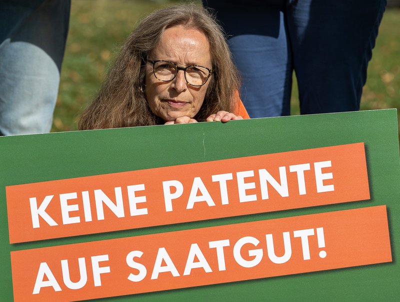 Frau auf Protest mit Schild "Keine Patente auf Saatgut!"